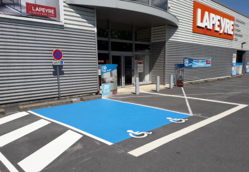 Magasin Lapeyre équipé d'une place PMR en peinture signalétique verticale et bandes de de guidage